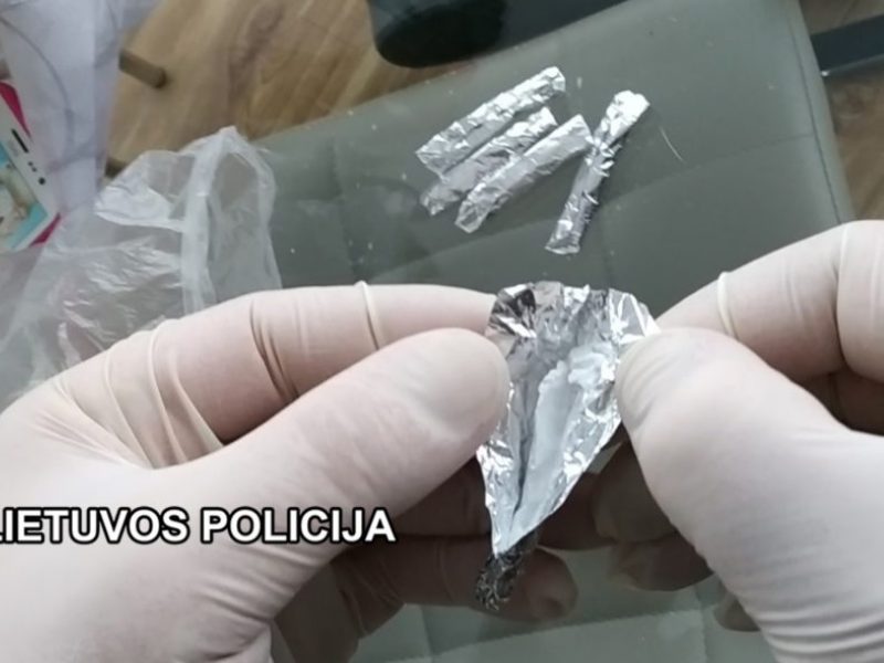 Vidury baltos dienos pričiuptas į kojines narkotikų prisikišęs ukrainietis