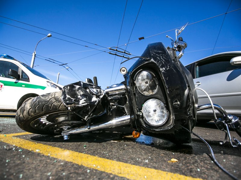 Absurdiška motociklininko klaida vos nesibaigė tragedija: nepilnametė auka laikėsi visų taisyklių
