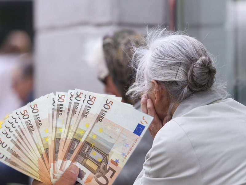 Lazda turi du galus: internetu naudotis išmokusi senolė per kelis mėnesius prarado santaupas