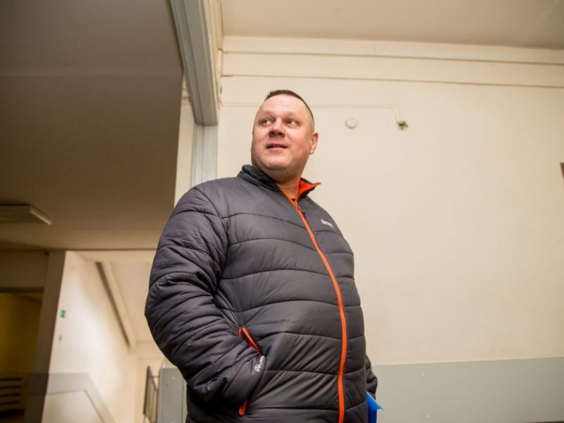 „Skaistuoliui“ uždrausta bendrauti su mergaitėmis, tačiau leista su senolėmis