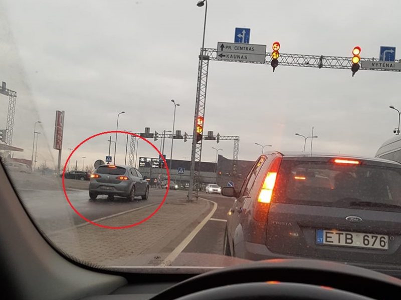 Kaunieciai Uzfiksavo Pasiklydusį Vairuotoja Pries Eisma Bandė Pasukti į Kaire Kaunodiena Lt