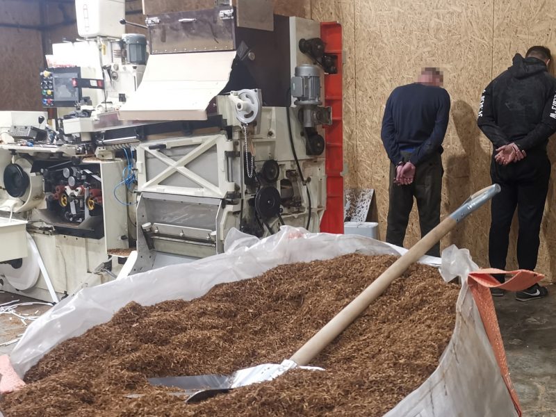 Kretingos rajone aptiktas nelegalus tabako fabrikas, rasta 1,6 mln. eurų vertės cigarečių