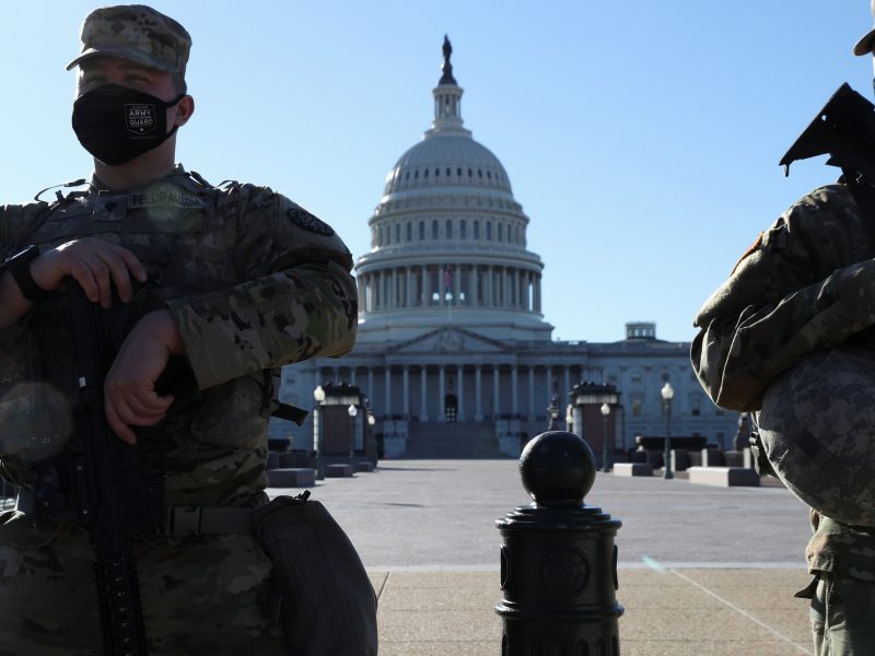 JAV Atstovų Rūmai dėl įsiveržimo į Kapitolijų grėsmės atšaukė posėdį