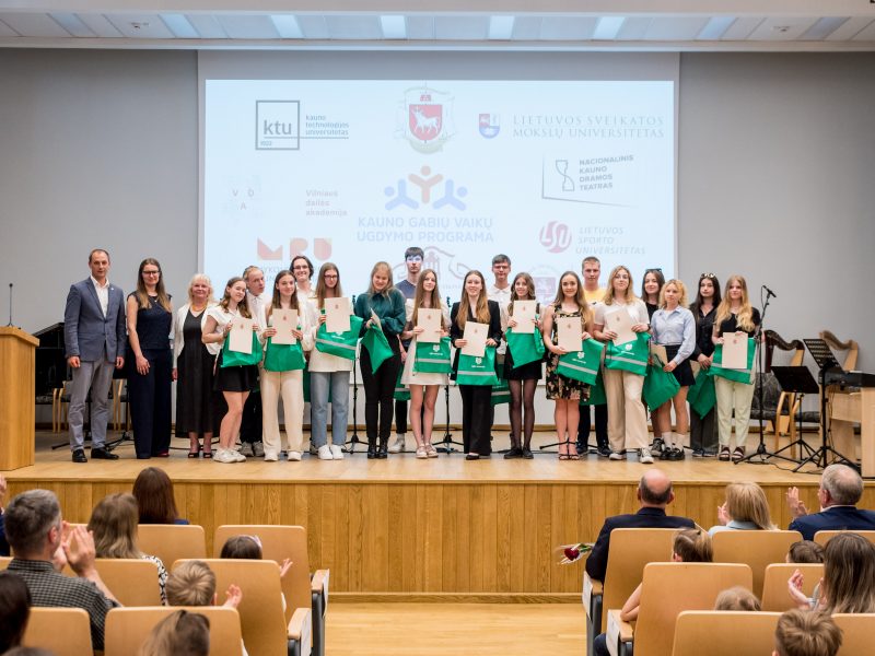 Kaunas apdovanojo universitetuose ir teatruose žinias kaupusius gabiausius vaikus