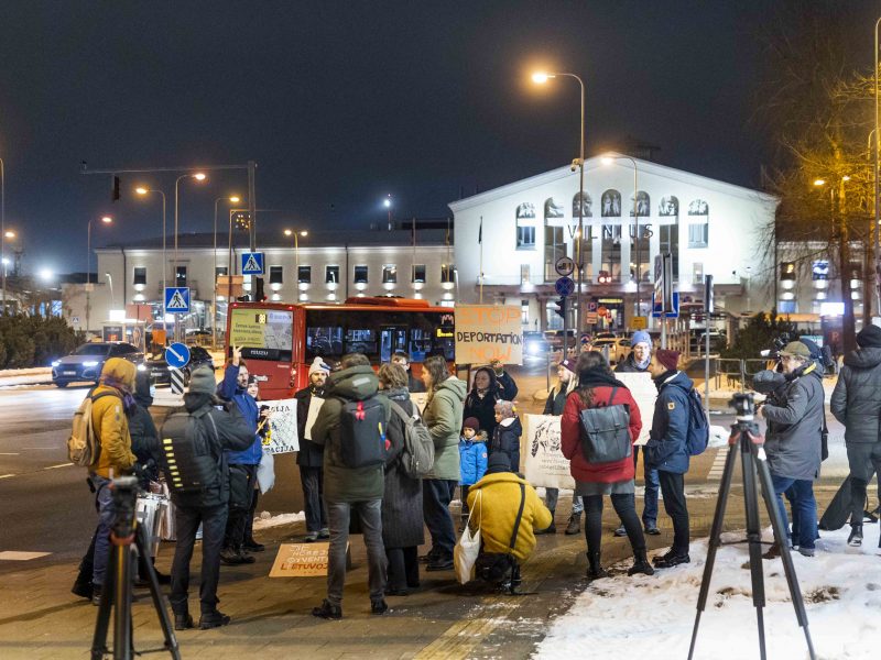 Keletas žmogaus teisių gynėjų Vilniaus oro uoste protestavo prieš migrantų išskraidinimą 