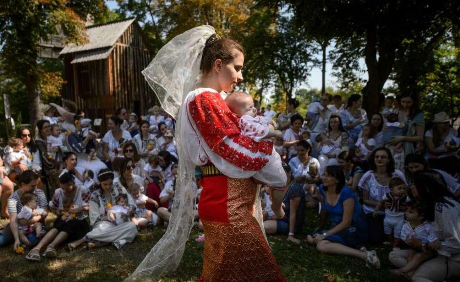 Dešimtys motinų ragino nesigėdyti maitinti krūtimi viešose vietose