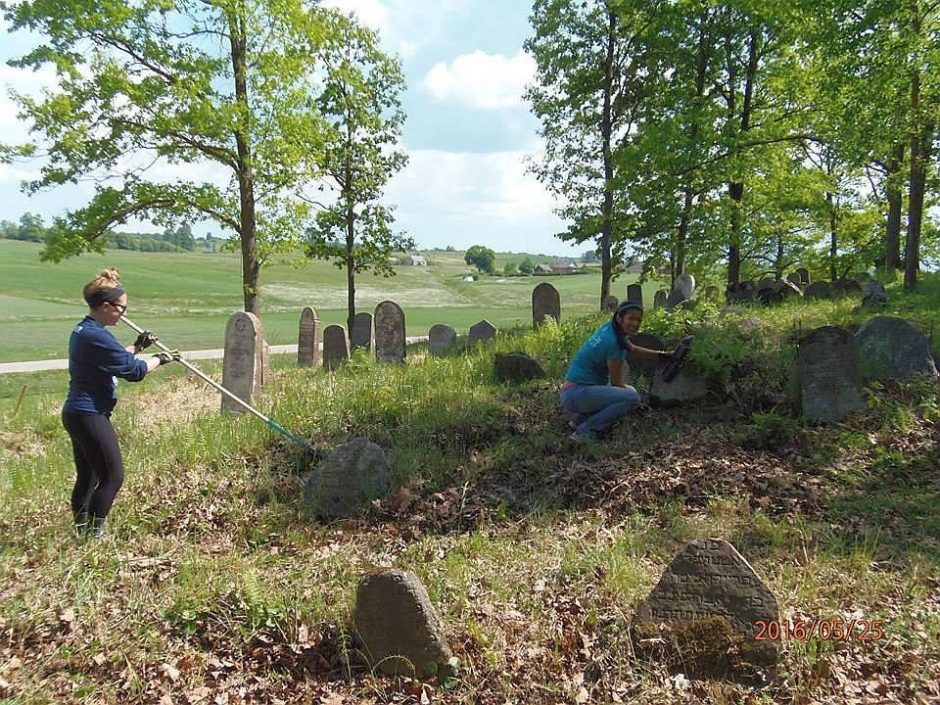 Studentai iš JAV tvarkė Stakliškių žydų kapines