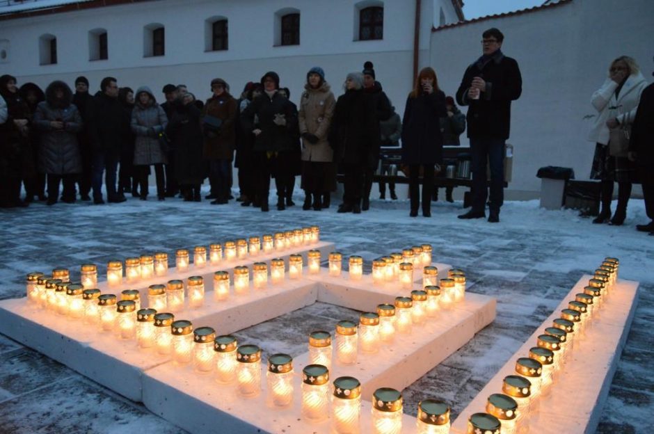 Šalia ministerijos nušvito Gediminaičių stulpai iš žvakių