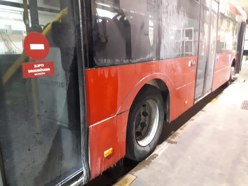 Baltų prospekte užsidegė keleivinio autobuso padanga