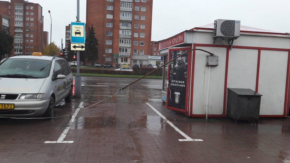 Autovežis Žardėje užkabino elektros laidus