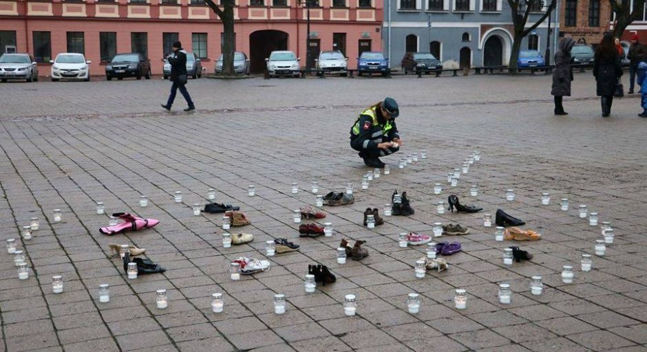 Rotušėje – žvakutės už žuvusius kelyje ir atšvaitai gyviesiems