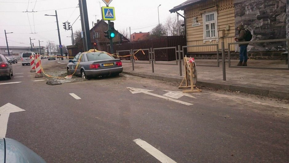 Kauniečiai leipsta iš juoko: betono duobėje paskendo taksi 