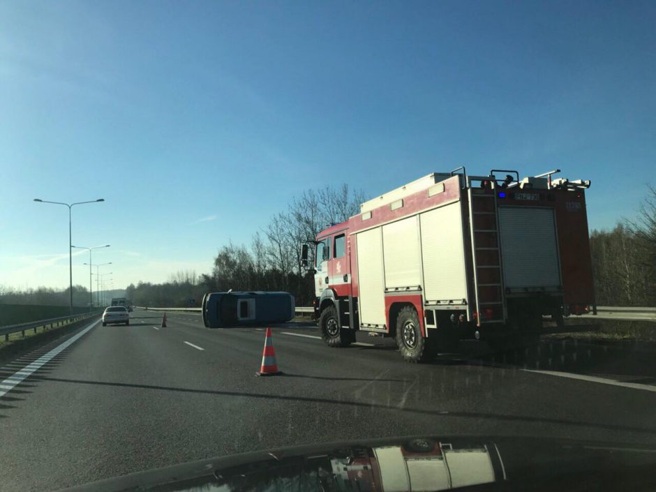 Eismo nelaimė greitkelyje: automobilis nusileido ant šono