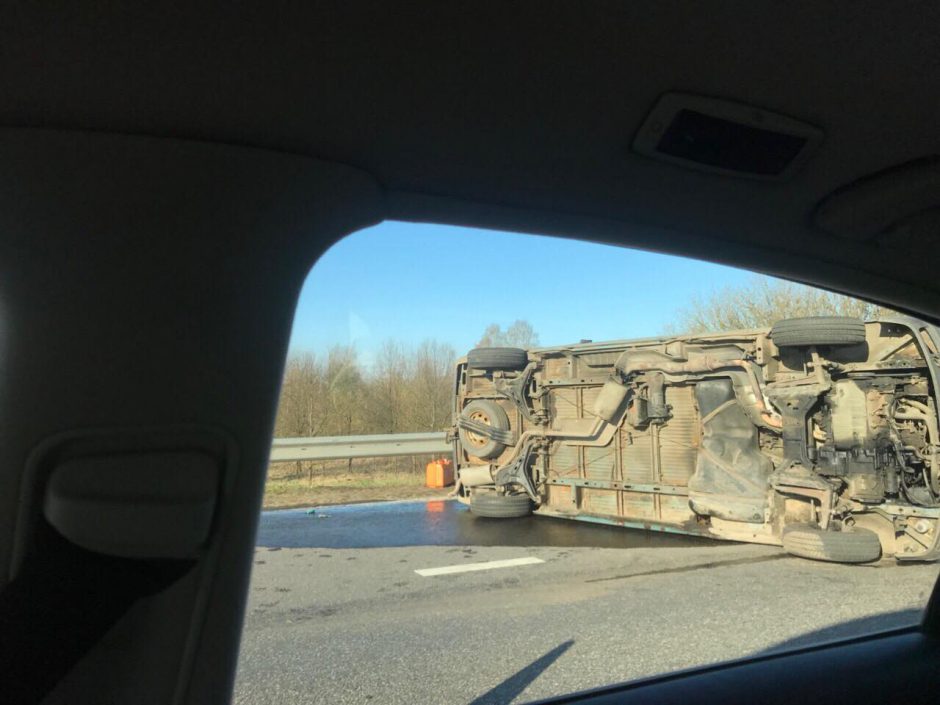 Eismo nelaimė greitkelyje: automobilis nusileido ant šono