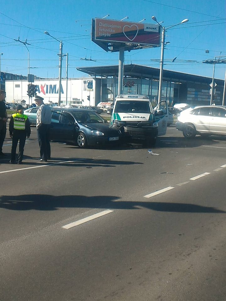 Patrulių ekipažo ir „VW Golf“ avarija vykstant į „Molą“: kas nukentėjo labiausiai?