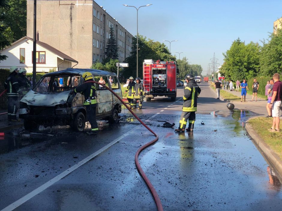 Partizanų g. nugriaudėjo sprogimas – iš automobilio liko tik metalo krūva