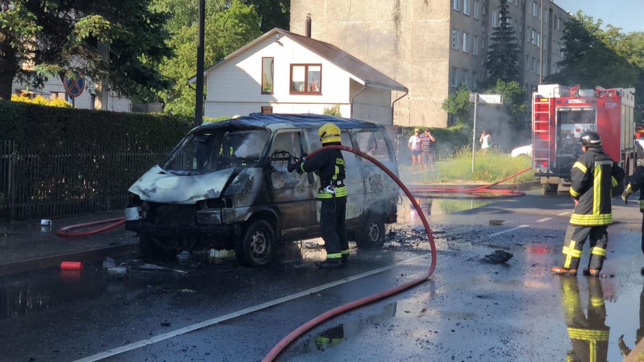 Partizanų g. nugriaudėjo sprogimas – iš automobilio liko tik metalo krūva