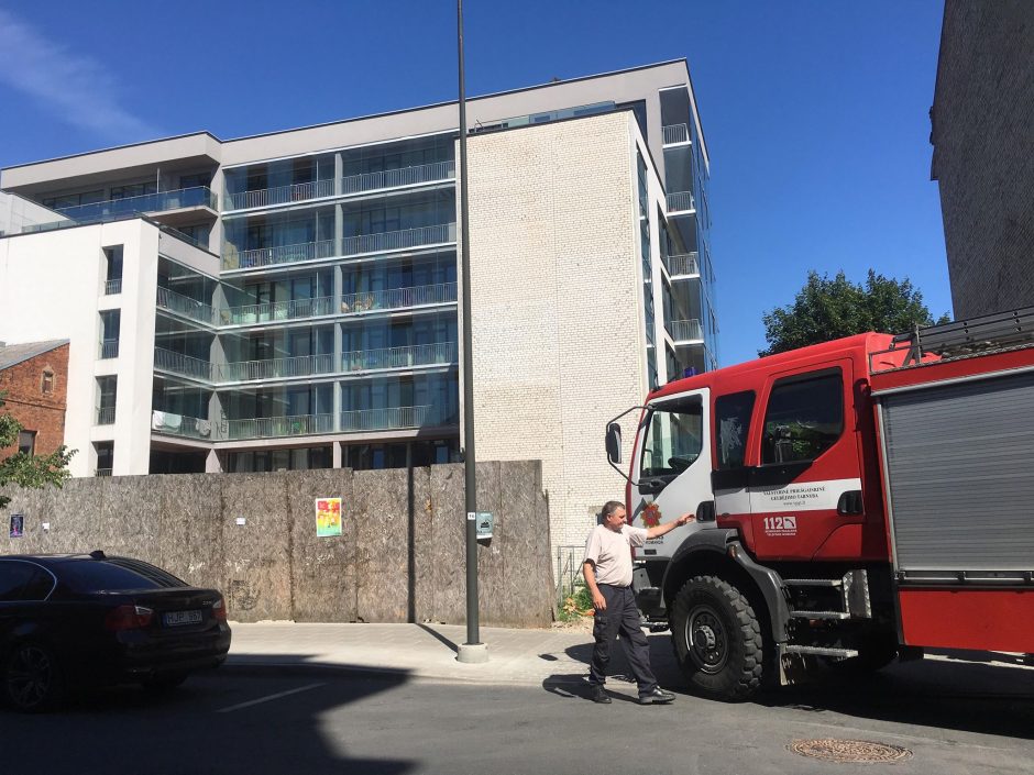 Į Kauno centrą skubėjo ugniagesiai – degė statybinės atliekos