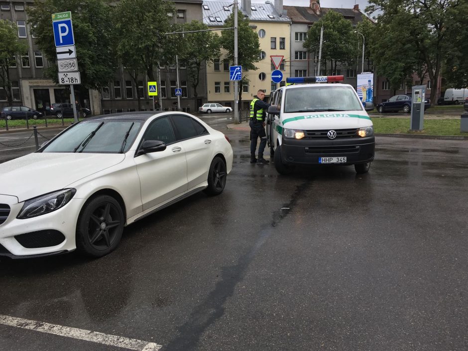 Asilas toliau siautėja – Kauno centre „Mercedes-Benz“ vairavo neblaivus 