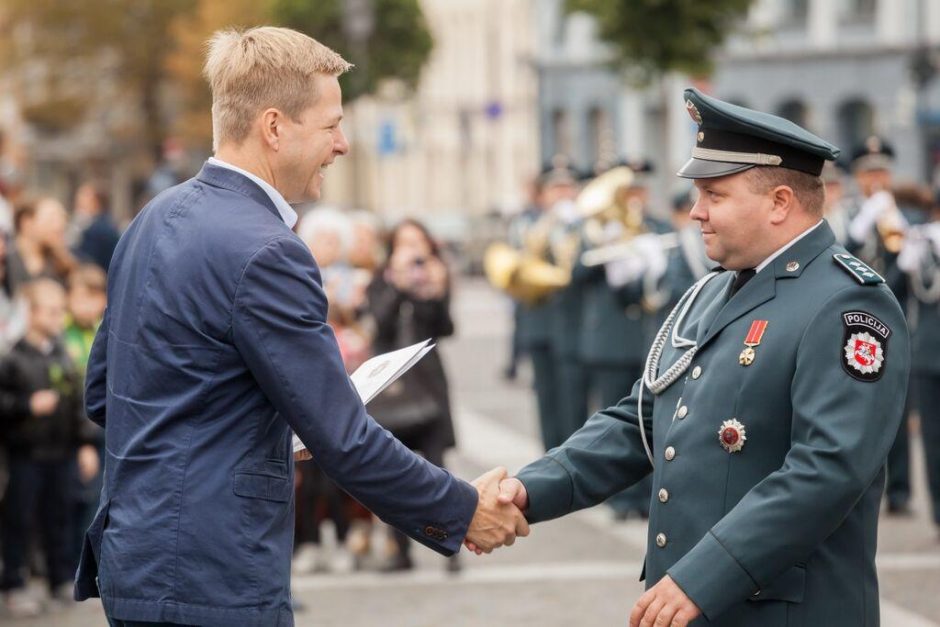 Rotušės aikštėje mero padėkomis iškilmingai apdovanoti Angelai sargai