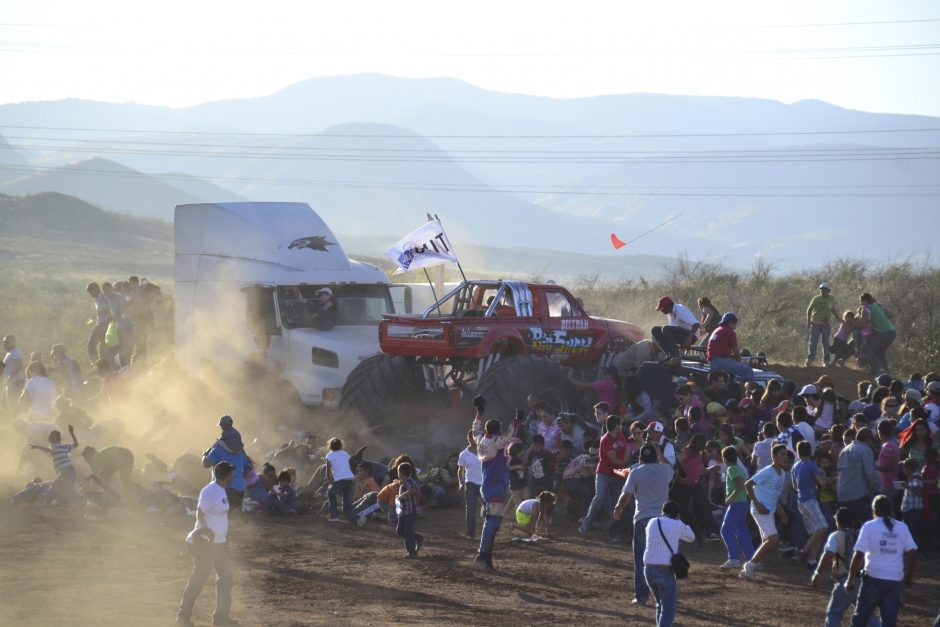 Meksikoje per visureigio monstro avariją žuvo aštuoni žmonės, dešimtys sužeisti 