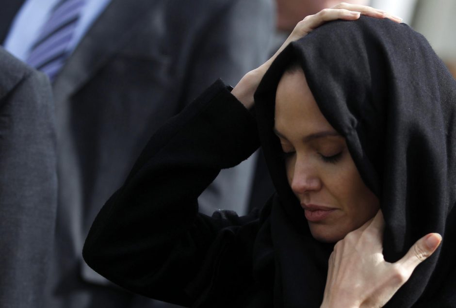 A. Jolie sugraudino Bosnijos karą išgyvenusių moterų pasakojimai apie prievartavimus