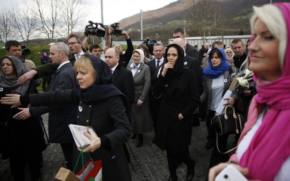 A. Jolie sugraudino Bosnijos karą išgyvenusių moterų pasakojimai apie prievartavimus