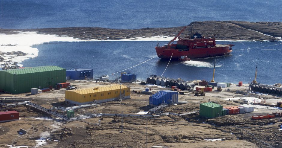 Australijos ledlaužis užplaukė ant seklumos prie Antarktidos krantų