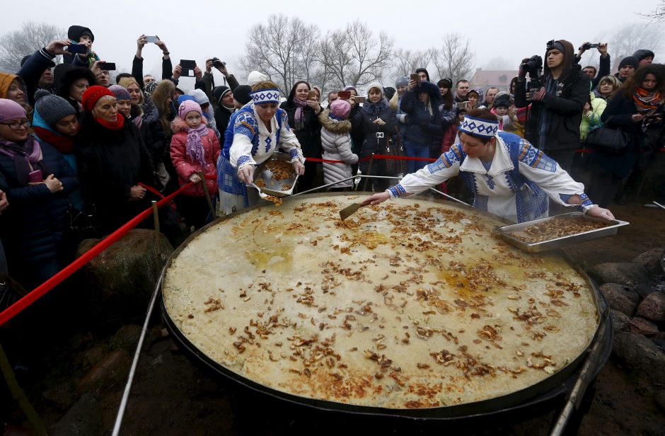 Lietuviams nutįs seilė: baltarusiai iškepė milžinišką bulvių plokštainį 