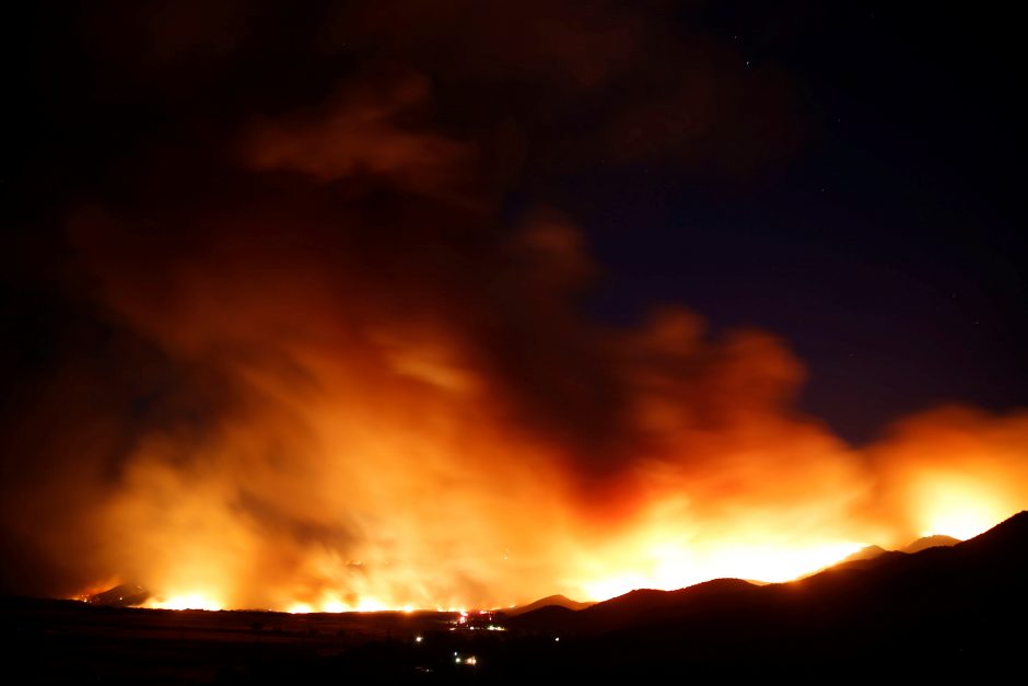 Dėl milžiniško gaisro Kalifornijoje uždarytas greitkelis