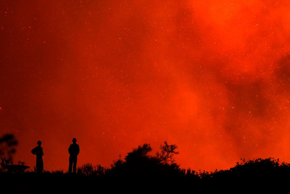 Dėl milžiniško gaisro Kalifornijoje uždarytas greitkelis