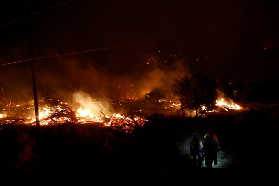 Dėl milžiniško gaisro Kalifornijoje uždarytas greitkelis