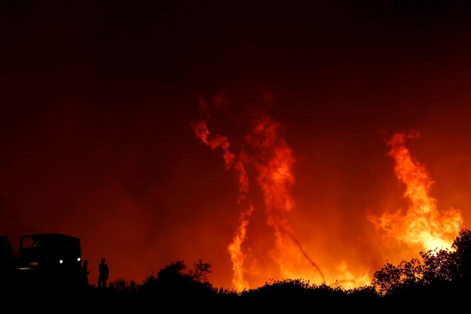 Dėl milžiniško gaisro Kalifornijoje uždarytas greitkelis