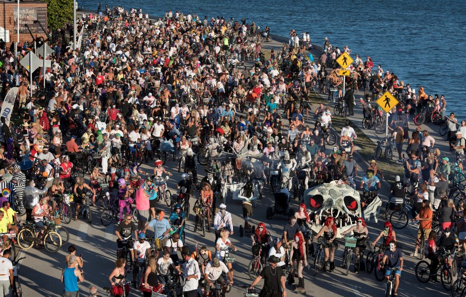 Floridoje vyko tradicinis zombių paradas