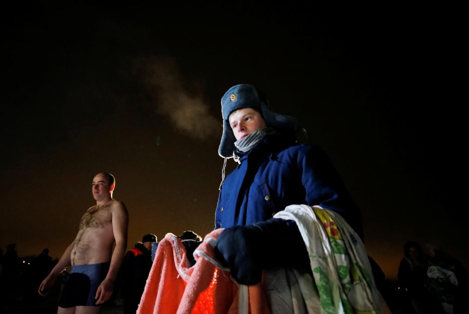 Į ledinį vandenį Rusijoje nėrė beveik 2 mln. žmonių