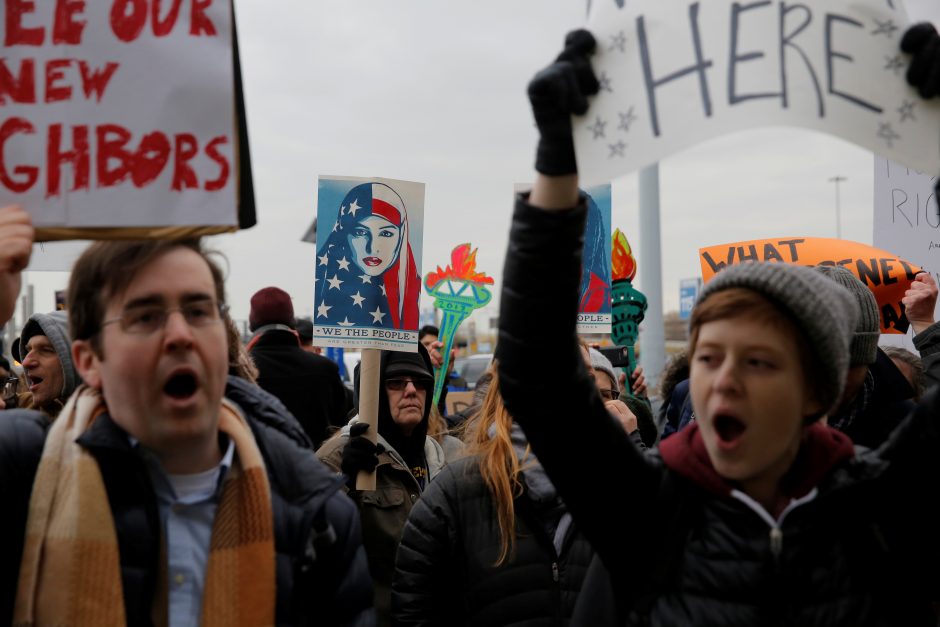 Pabėgėliams duris užtrenkiantis JAV prezidentas išprovokavo protestus