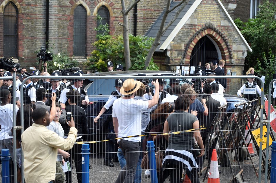 Dėl gaisro Londono daugiabutyje protestuojantys žmonės šturmavo rajono savivaldybę