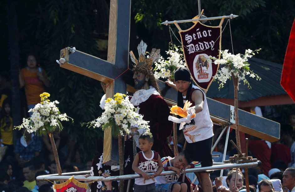 Filipinuose per didžiulę procesiją vežiojama Juodojo Nazariečio statula