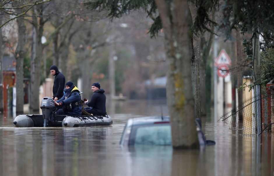 Prancūziją toliau merkia lietus, kyla Senos upės vanduo Paryžiuje