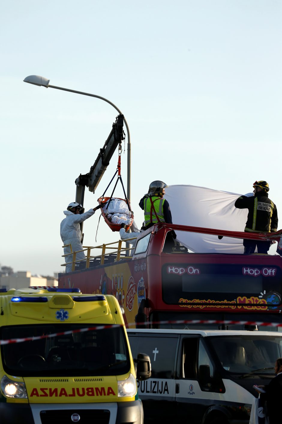 Maltoje į medį įsirėžė turistų autobusas, yra žuvusiųjų