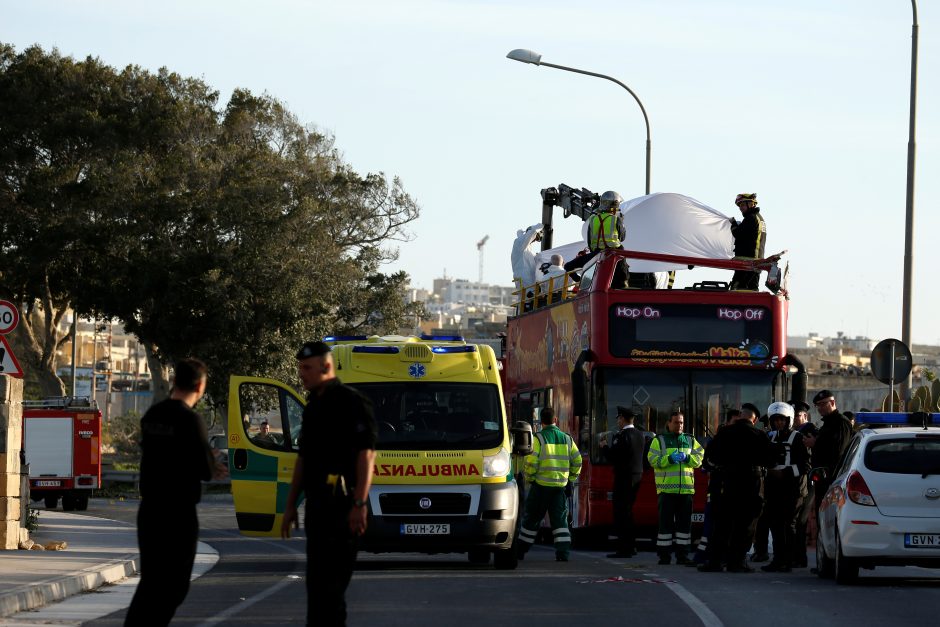 Maltoje į medį įsirėžė turistų autobusas, yra žuvusiųjų