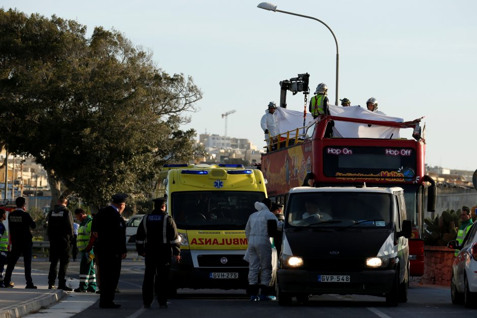 Maltoje į medį įsirėžė turistų autobusas, yra žuvusiųjų