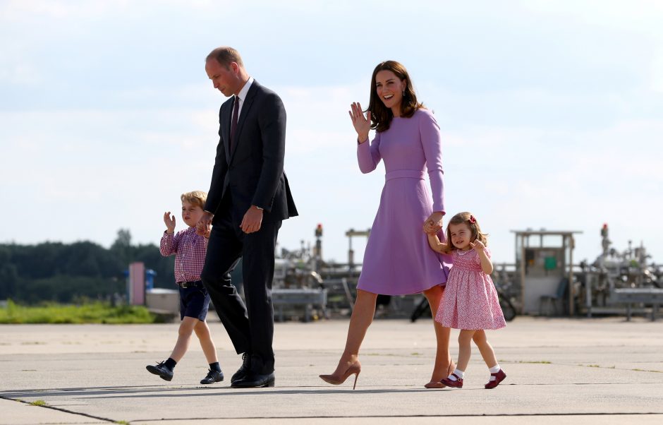 Princas Williamas ir jo žmona Kate su naujagimiu grįžo namo