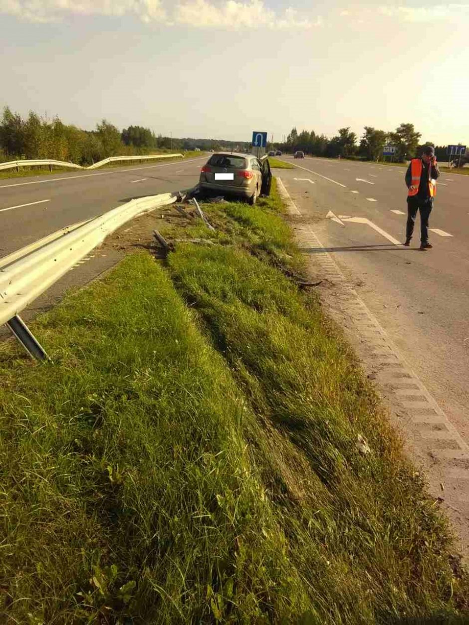 Kelyje sprogus padangai – suknežinti automobiliai