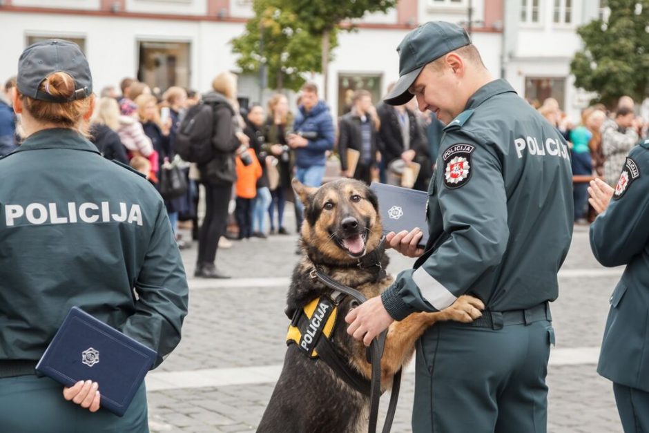 Rotušės aikštėje mero padėkomis iškilmingai apdovanoti Angelai sargai