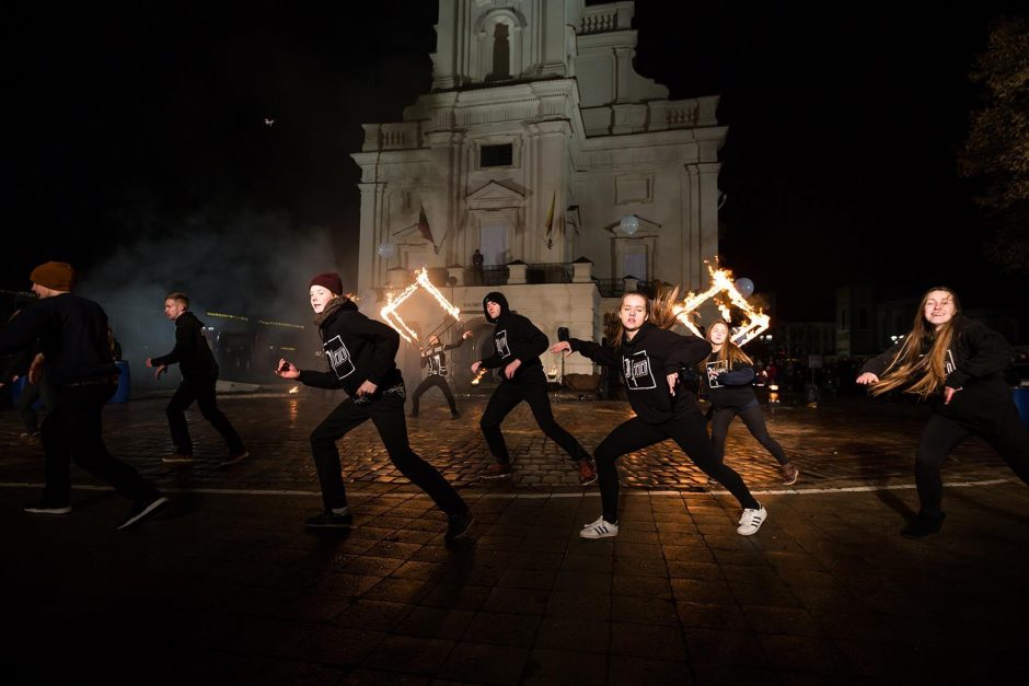 Rotušės aikštėje – liepsnojanti Kalėdų dovana