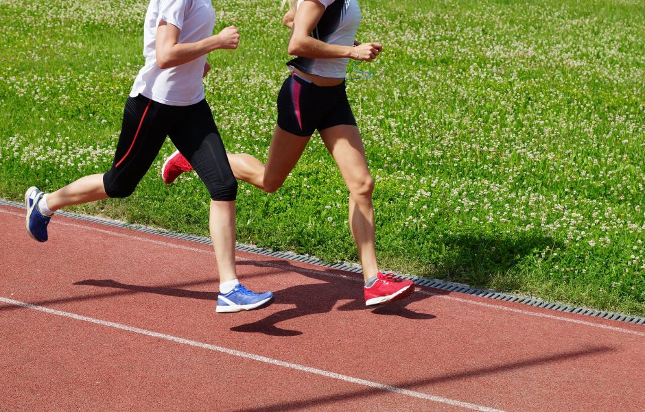 Vasarą svarbu nepamiršti sportuoti: penki smagūs būdai išnaudoti gerą orą