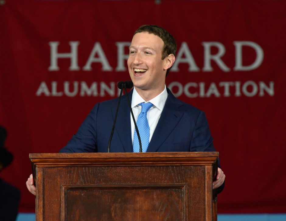 „Facebook“ įkūrėjas gavo Harvardo universiteto garbės diplomą