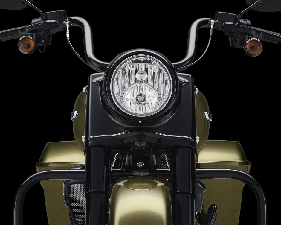 „Harley-Davidson“ pristato tamsųjį „Road King Special“ motociklą