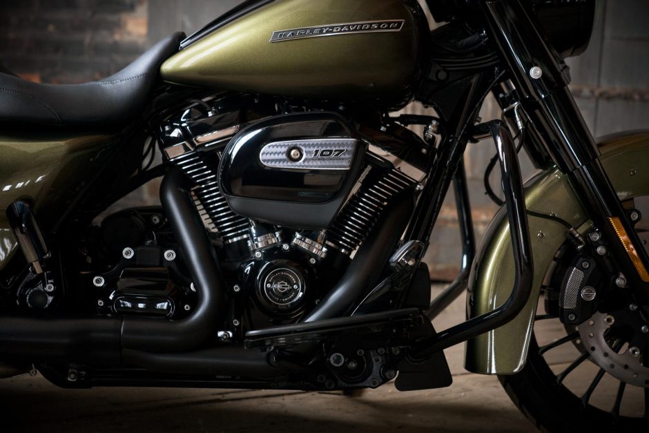 „Harley-Davidson“ pristato tamsųjį „Road King Special“ motociklą